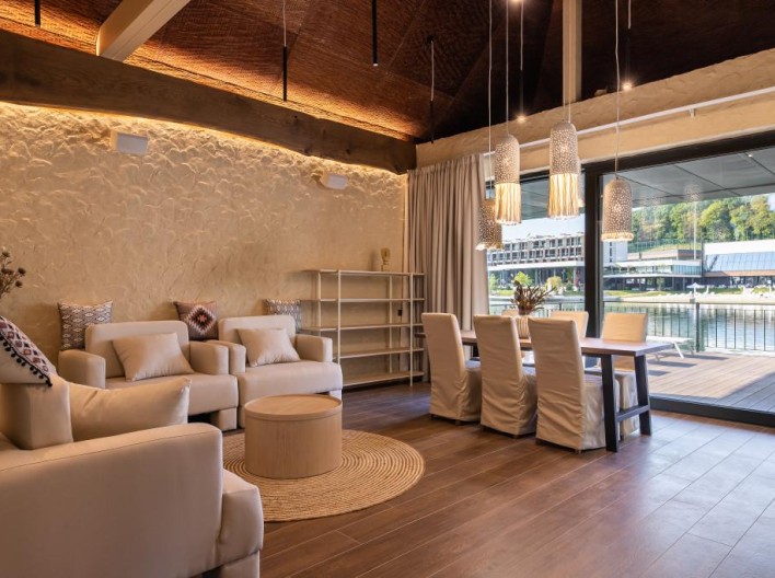 Виконана у креативному дизайні, з повним меблюванням та кейтерингом від локації, глиняна баня для пропарювання, неймовірна панорамна тераса, власний вихід до водойми